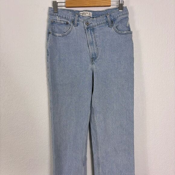 Abercrombie & Fitch Light Wash The 90's Ultra High Rise Straight Leg Jeans - Picture 3 of 8